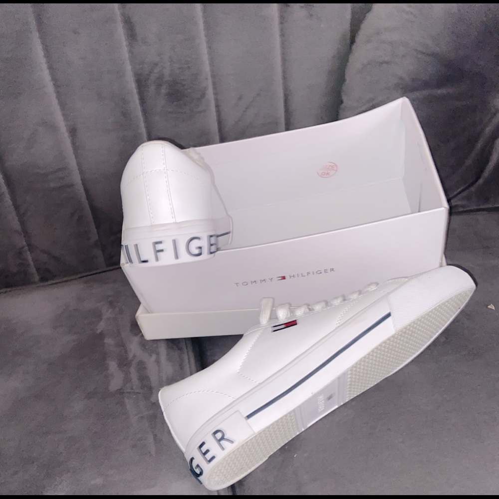 Womens size 9 Tommy Hilfiger “FLINT”